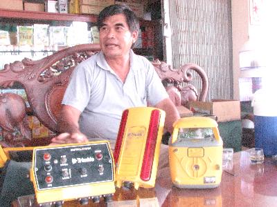Sáu Đức khen các bộ phận máy định vị dùng tia laser san đất 