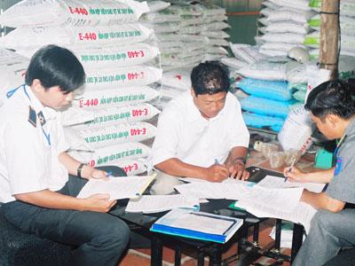 Lập biên bản vi phạm tại 1 đại lý bán thuốc thú y thủy sản