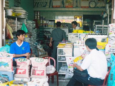 Nông dân khó tự chọn cho mình vật tư chất lượng giữa hàng nghìn sản phẩm bày bán