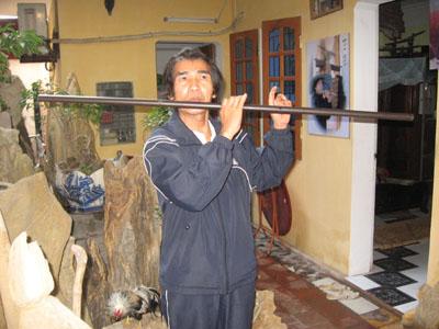 Võ sư Trịnh Như Quân biểu diễn cùng cây 