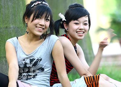 Thuỳ Trang (Thảo Uyên) và Khánh Ly (Dịu) trong phim Nhật ký Vàng Anh