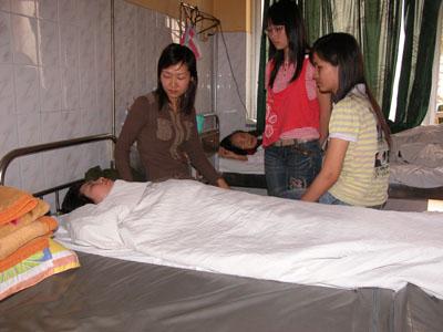Cô bé Triệu Thị Tân vẫn lúc mê, lúc tỉnh