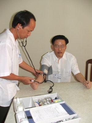 Bác sĩ đo huyết áp của Nguyễn Lâm Thái