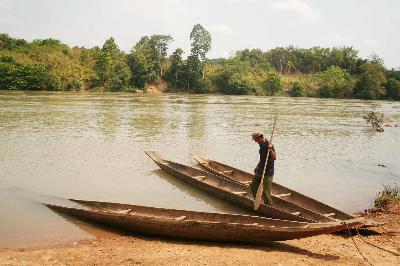 Rah Lan Pêng bên bến đò sông Pôcô- nơi ông đã từng đưa hàng ngàn lượt bộ đội sang sông đi đánh giặc.