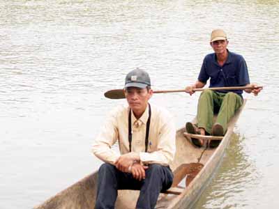 Tác giả (ngồi trước) cùng ông già Rah Lan Pêng.