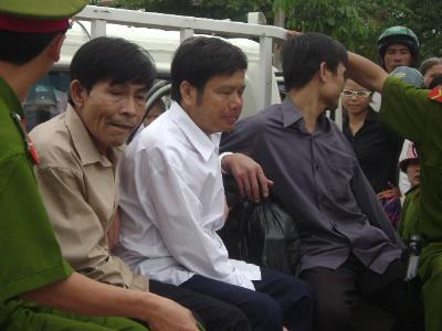 Lực lượng công an áp giải các đối tượng về trại giam