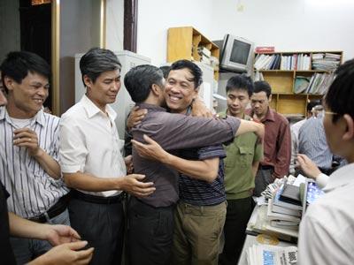 Phóng viên báo Thanh Niên Nguyễn Việt Chiến chia tay đồng nghiệp trước khi vào trại giam