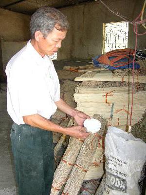 Pha chế hóa chất để ngâm tăm