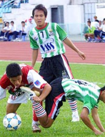 ĐTLA (áo sọc xanh) - HAGL (áo đỏ)