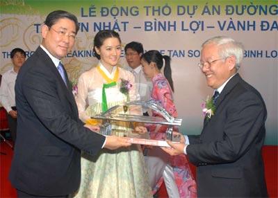 Diễn viên Lee Young Ae tại lễ khởi công dự án ở Thủ Đức (TP HCM), chiều 9/6