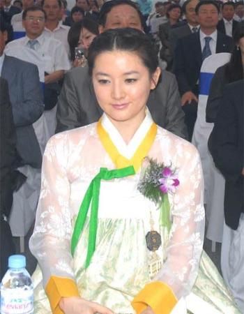 Trên môi cô luôn nở nụ cười hiền hậu
