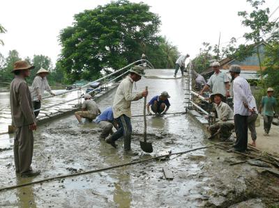Đội thi công “dân lập” đang xây cầu Công Điền ở xã Định Mỹ