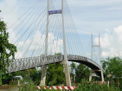 Cầu treo dây văng Phú Vĩnh (dài 145m và rộng 3m, kinh phí xây dựng 1,7 tỷ đồng hoàn toàn do nhân dân đóp góp và tự thi công) bắt qua kênh Rạch Giá – Long Xuyên đẹp nhất vùng tứ giác Long Xuyên