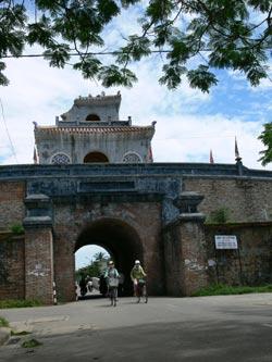 Cửa An Hòa, phía Bắc kinh thành Huế bị sét đánh phần góc trái