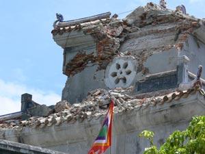 Sét đánh mạnh đến nỗi làm tan tành khối bê tông kiên cố