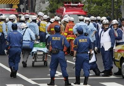 Cảnh sát và các nhân viên cứu hộ thuộc sở cứu hoả Tokyo tập trung tại hiện trường vụ thảm sát ở quận Akihabara. Khu vực này là nơi rất nối tiếng với giới trẻ và du khách vì chuyên bán đồ điện tử, truyện tranh và các loại đồ thời trang đặc biệt