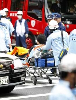 Một y tá đang đẩy chiếc băng ca có người bị thương trong vụ thảm sát ở Tokyo
