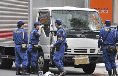 Cảnh sát đang kiểm tra chiếc xe tải do nghi phạm Tomohiro Kato điều khiển lao vào đám đông, trước khi hắn nhảy xuống dùng dao đâm loạn xạ