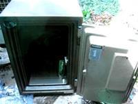 Két sắt bị phá tung