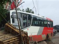 Chiếc xe khách đâm lọt vào tiệm cửa cuốn làm sập mái, gãy trụ điện và nhiều vật dụng khác