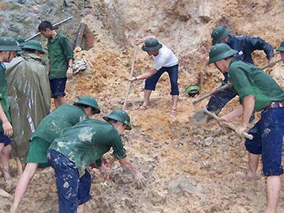 Cứu hộ sạt lở đất tại Quảng Ninh