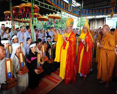 Lễ rước vong linh những nạn nhân vụ xe khách rơi xuống sông. Ảnh: Lê Xuân.