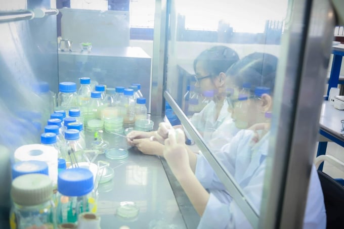Sinh viên thực hành tại phòng thí nghiệm của Học viện. Ảnh: HVNN