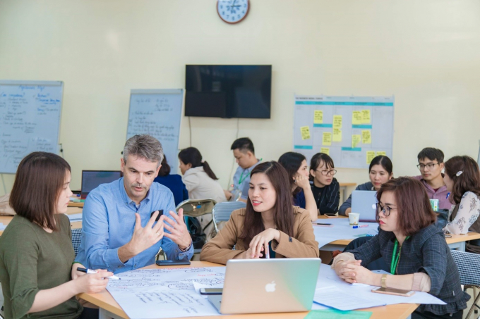 anh2-210735_86.jpg Chuyên gia Hà Lan chia sẻ kinh nghiệm cho các học viên tham gia khóa tập huấn về phương pháp đào tạo nông nghiệp công nghệ cao cho đội ngũ giảng viên HTX trong dự án OKP. Ảnh: HVNN