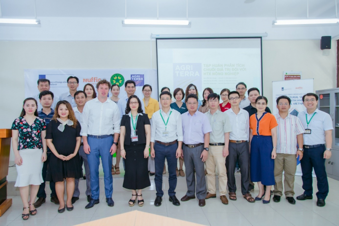 anh3-210736_28.jpg Học viện Nông nghiệp Việt Nam phối hợp cùng Tổ chức Agriterra tổ chức khóa tập huấn 'Phân tích chuỗi giá trị cho HTX nông nghiệp' trong khuôn khổ dự án OKP. Ảnh: HVNN