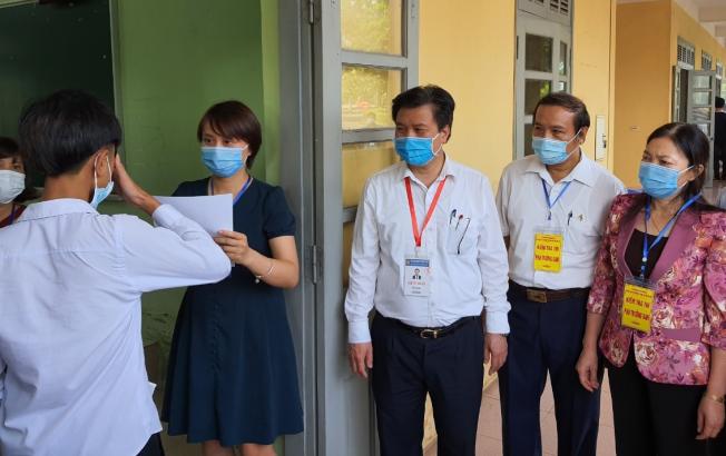 Thứ trưởng Bộ GD-ĐT Nguyễn Hữu Độ kiểm tra thi tốt nghiệp THPT 2020 tại tỉnh Hưng Yên. Ảnh: Báo Giáo dục& Thời đại.