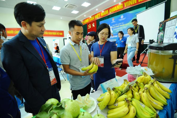 Trưng bày sản phẩm nông nghiệp của các mô hình kinh tế khởi nghiệp đổi mới sáng tạo, của các doanh nghiệp do thanh niên làm chủ. Ảnh: DT.