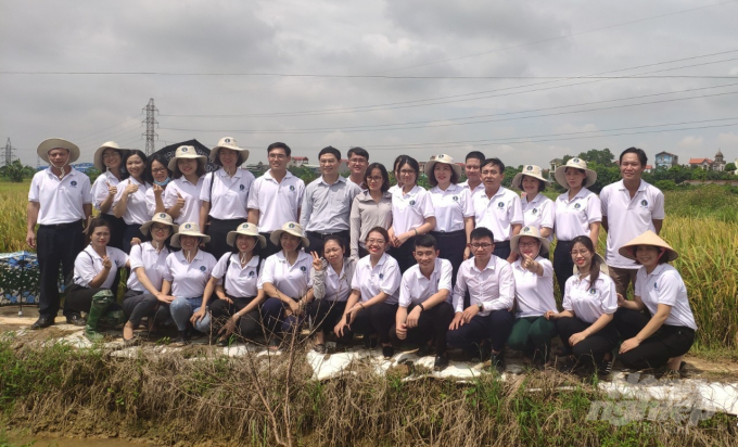img-4124-172041_582.jpg Các học viên của lớp đào tạo giảng viên IPM chụp ảnh lưu niệm. Ảnh: HG