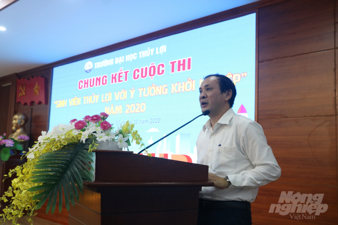 GS.TS Nguyễn Trung Việt, Phó hiệu trưởng Trường Đại học Thủy lợi phát biểu khai mạc chung kết cuộc thi. Ảnh: HG.