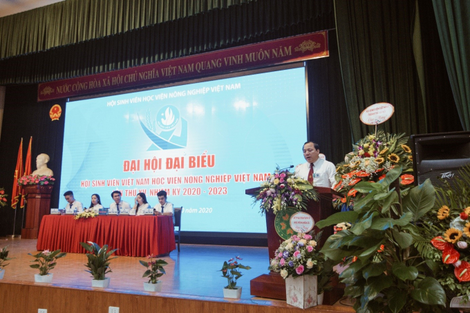 TS. Vũ Ngọc Huyên, Phó Bí thư Thường trực Đảng uỷ, Phó Giám đốc Học viện Nông nghiệp Việt Nam phát biểu tại đại hội. Ảnh: HVNN