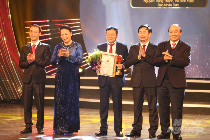 Trao Giải Đặc biệt Giải báo chí Toàn quốc về Xây dựng Đảng Giải Búa liềm vàng lần thứ 5 năm 2020.