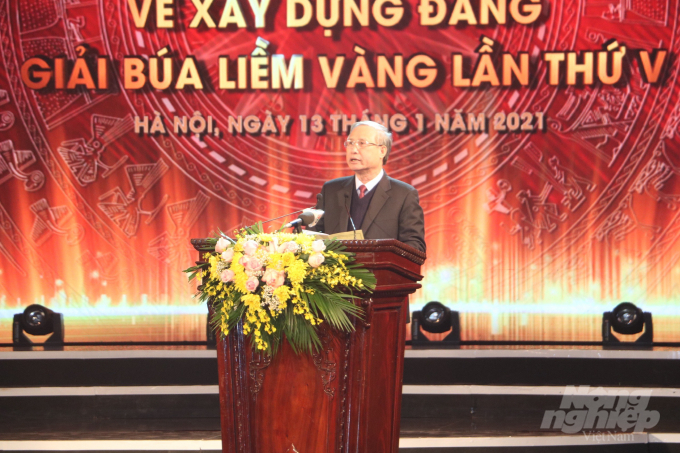 Thường trực Ban Bí thư Trần Quốc Vượng chúc mừng các tác giả đã đoạt Giải báo chí Búa liềm vàng lần thứ V. Ảnh: HG