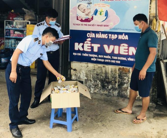 Lô hàng nhập lậu bị thu giữ tại cơ sở kinh doanh thực phẩm Viên Kết có địa chỉ tại Thôn Thượng, xã Duy Phiên huyện Tam Dương. Ảnh: Tổng cục QLTT