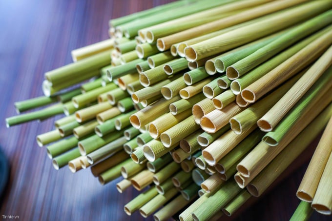 Grey sedge straws                                