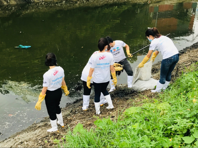 Garbage cleaning in the common canal of Nhu Quynh pumping station (Van Lam, Hung Yen) is also carried out daily by La Vie, maintained for years. Photo: VGP/Minh Thi.