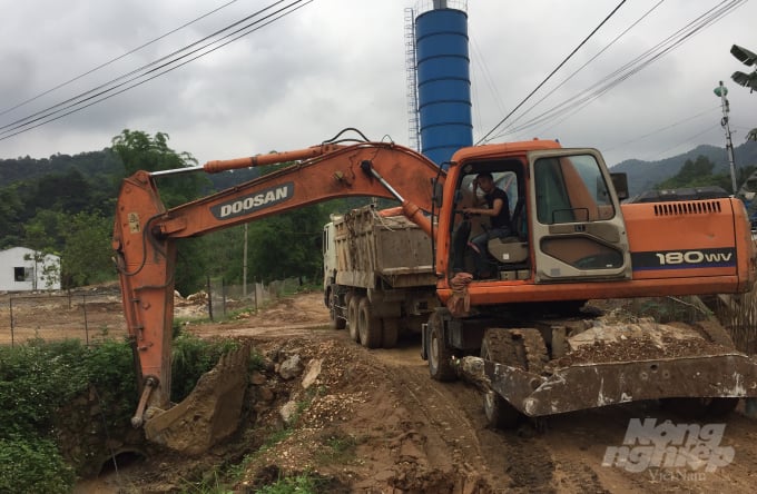 Công ty Nga Hải tiến hành khơi thông cống thoát nước khu vực đặt trạm trộn bê tông. Ảnh: Công Hải.