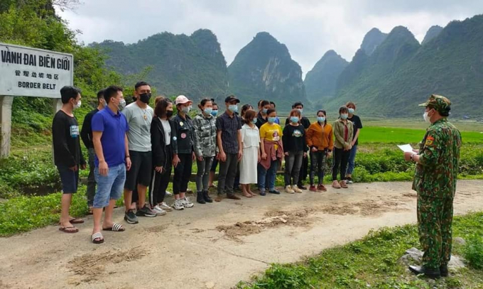 Các công dân nhập cảnh trái phép bị lực lượng biên phòng tỉnh Cao Bằng phát hiện. Ảnh: Thế Tùng.