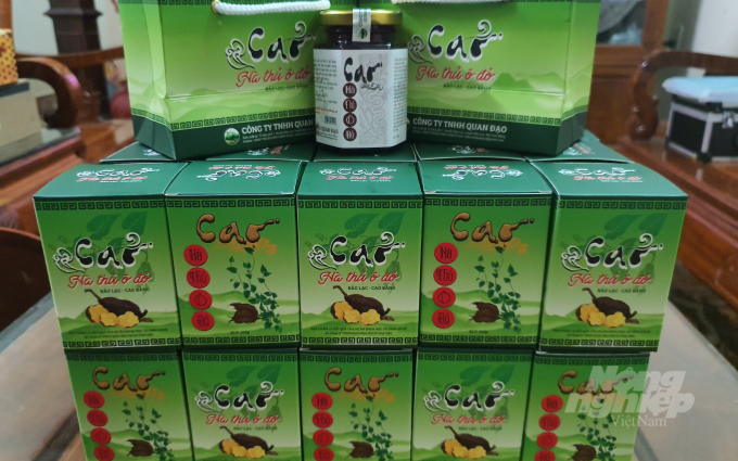 Sản phẩm cao hà thủ ô đỏ do Công ty TNHH Quan Đạo sản xuất. Ảnh: Nguyễn Toán.