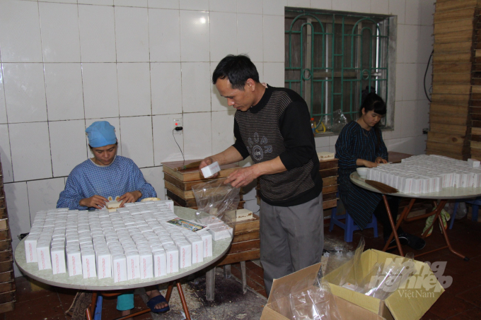 Bánh khảo được đóng thành từng hộp 5 hoặc 10 chiếc. Ảnh: Công Hải.