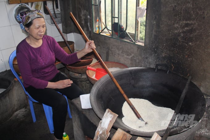 Gạo nếp được rang chín, sau đó xay mịn rồi đem đi ủ. Ảnh: Công Hải.