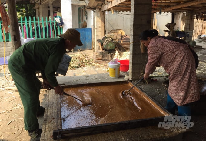 Đảo đều tay cho đường tan đều. Ảnh: Công Hải.