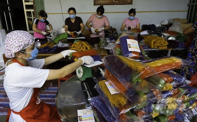Sản xuất bún khô ngũ sắc tại cơ sở của chị Hoàng Thị Toan, xóm 2 Hồng Quang, xã Hưng Đạo, Thành phố Cao Bằng. Ảnh: Vũ Khắc Chung.