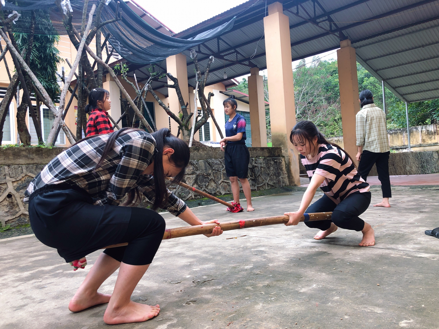 Một số em chơi môn đẩy gậy.