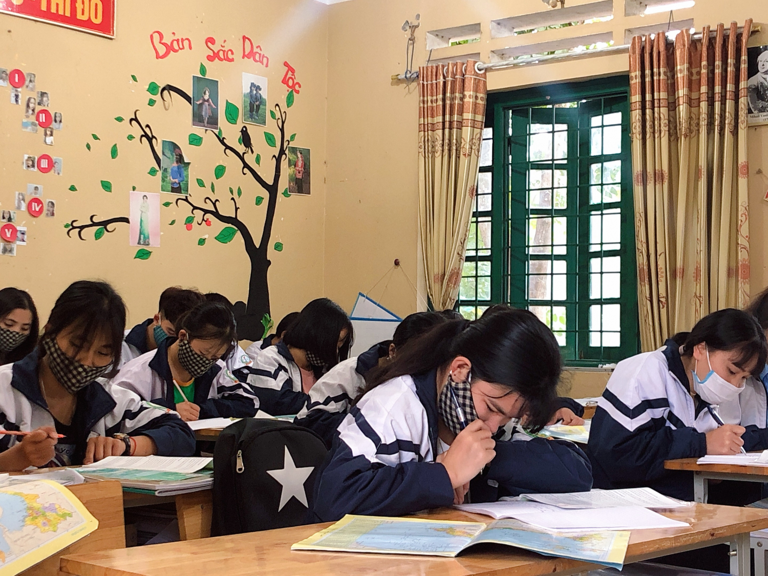 Nhà trường đã phát 1.000 khẩu trang vải cho các em sử dụng. Khi đến trường, giảng dạy, thầy cô giáo phải tuân thủ quy định đeo khẩu trang bởi các em sinh hoạt, học tập chỉ trong khuôn viên trường còn các thầy cô giáo lại tiếp xúc với môi trường bên ngoài.