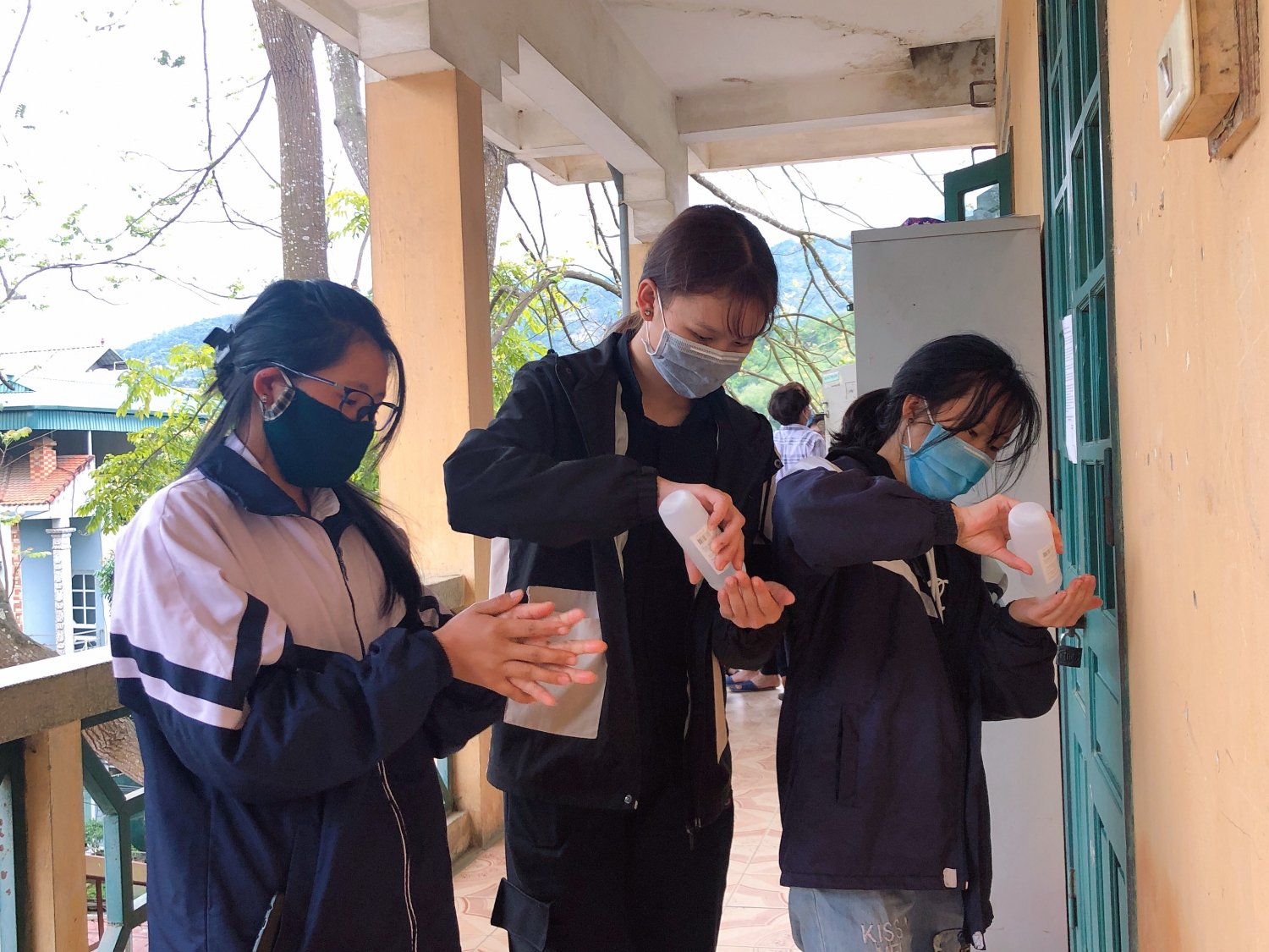 Mỗi lớp học, phòng ký túc đều bố trí nước rửa tay sát khuẩn.