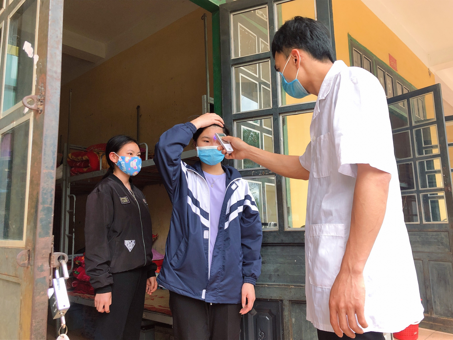 Mỗi sáng cán bộ y tế của trường mất khoảng 1h đồng hồ để kiểm tra thân nhiệt của 202 em tại ký túc trước giờ lên lớp.